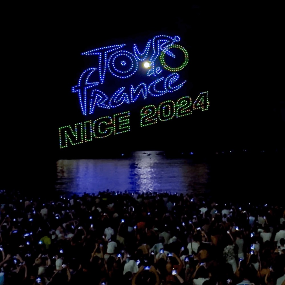 Logo du Tour de France dessiné par des drones au-dessus de la mer, à Nice